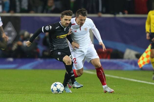 Moenchengladbach Zweikampf Julian Korb ( 27, Borussia Moenchengladbach) mit Tremoulinas ( 2, FC Sevilla) Borussia Moenchengladbach - FC Sevilla, Fussball, UEFA Champions League, 26.11.2015, Copyright: Deutzmann Eibner-Pressefoto EP_CDN