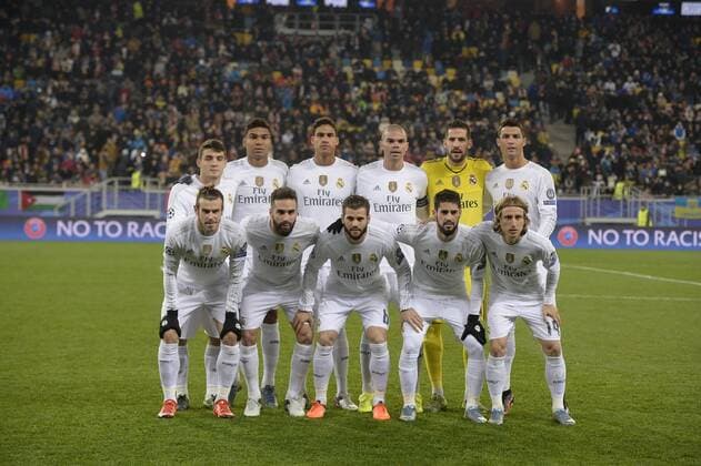UEFA Champions League 2015 2016 - Real Madrid - Hintere Reihe v.li.: Mateo Kovacic, Casemiro, Raphael Varane, Pepe, Kike Casilla, Cristiano Ronaldo; vorn: Gareth Bale, Dani Carvajal, Nacho Fernandez, Isco, Luka Modric - AlexNicodim Panoramic 