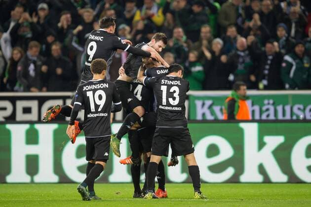 Mittwoch 25.11.2015, UEFA Champions League, Saison 2015 2016, 5. Spieltag in Moenchengladbach, Borussia Moenchengladbach - Sevilla FC, jubel nach dem treffer zum 1:0 durch Lars Stindl (Gladbach) DeFodi001