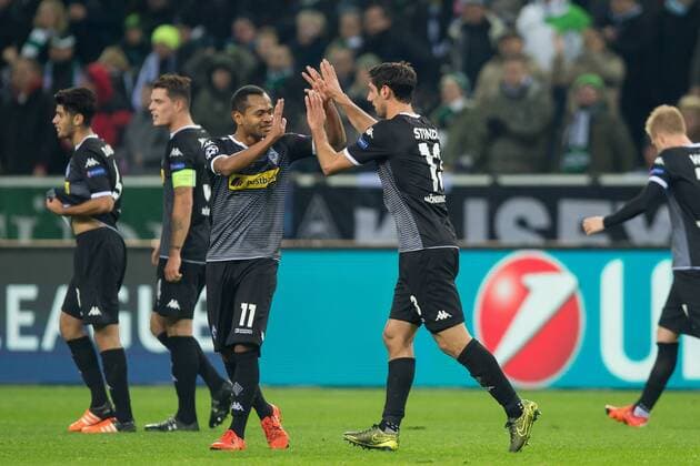 Mittwoch 25.11.2015, UEFA Champions League, Saison 2015 2016, 5. Spieltag in Moenchengladbach, Borussia Moenchengladbach - Sevilla FC, Raffael Caetano de Araujo (Gladbach) und Lars Stindl (Gladbach) jubeln nach dem treffer zum 1:0 DeFodi001