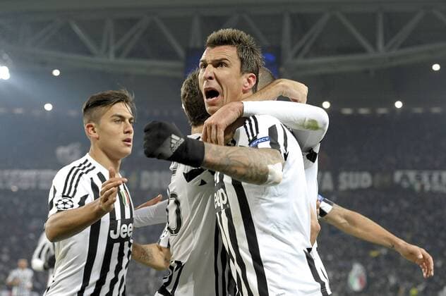 Fußball, Champions League, Juventus Turin - Manchester City Mario Mandzukic Juventus dopo gol 1-0, goal celebration - Turin, 25.11.2015 - Fussball - UEFA Champions League 2015 2016 - Juventus Turin vs Manchester City - filippoxalfero