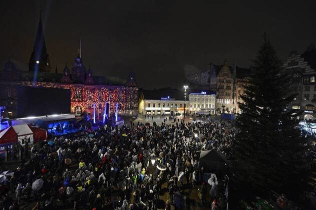 Fußball, Champions League, Malmö FF - Paris St. Germain, public viewing 151125 Malmö FFs supportrar följer fotbollsmatchen i Champions League mellan Malmö FF och Paris Saint Germain den 25 november 2015 pa Stortorget i Malmö  Copyright: AVDOxBILKANOVIC BB151125BB367