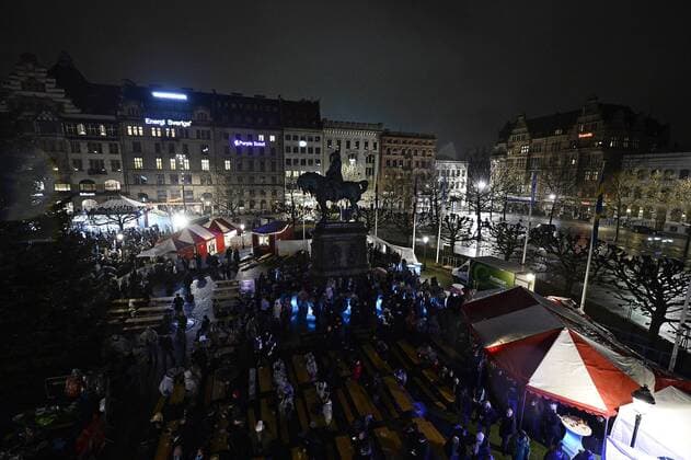 Fußball, Champions League, Malmö FF - Paris St. Germain, public viewing 151125 Malmö FFs supportrar följer fotbollsmatchen i Champions League mellan Malmö FF och Paris Saint Germain den 25 november 2015 pa Stortorget i Malmö  Copyright: AVDOxBILKANOVIC BB151125BB370