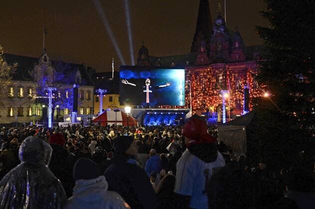 Fußball, Champions League, Malmö FF - Paris St. Germain, public viewing 151125 Malmö FFs supportrar följer fotbollsmatchen i Champions League mellan Malmö FF och Paris Saint Germain den 25 november 2015 pa Stortorget i Malmö  Copyright: AVDOxBILKANOVIC BB151125BB371