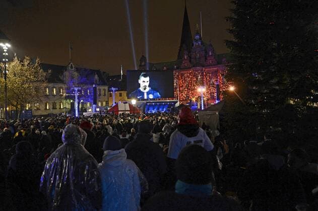 Fußball, Champions League, Malmö FF - Paris St. Germain, public viewing 151125 Malmö FFs supportrar följer fotbollsmatchen i Champions League mellan Malmö FF och Paris Saint Germain den 25 november 2015 pa Stortorget i Malmö  Copyright: AVDOxBILKANOVIC BB151125BB372