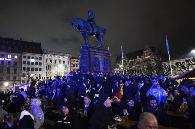 Fußball, Champions League, Malmö FF - Paris St. Germain, public viewing 151125 Malmö FFs supportrar följer fotbollsmatchen i Champions League mellan Malmö FF och Paris Saint Germain den 25 november 2015 pa Stortorget i Malmö  Copyright: AVDOxBILKANOVIC BB151125BB373