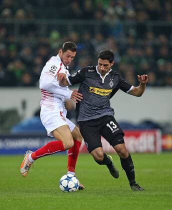 25.11.2015, Fussball UEFA Champions League 2015 2016, Gruppenphase, 5.Spieltag, Borussia Mönchengladbach - FC Sevilla, im Borussia-Park Mönchengladbach. v.l. Grzegorz Krychowiak (FC Sevilla) gegen Lars Stindl (Gladbach) 