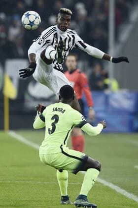 Turin, 25.11.2015 - Fussball - UEFA Champions League 2015 2016 - Juventus Turin vs Manchester City - Paul Pogba-Bacary Sagna 