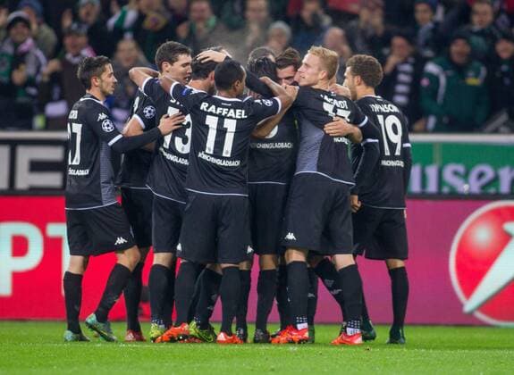 Moenchengladbach Gladbacher beim Torjubel nach dem Treffer zum 1:0 durch Lars Stindl (Borussia Moenchengladbach 13) Borussia Moenchengladbach vs FC Sevilla, Fussball, UEFA Champions League, 25.11.2015, Copyright: Schueler Eibner-Pressefoto EP_JSE