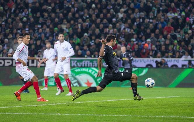 Moenchengladbach Lars Stindl (Borussia Moenchengladbach 13) mit dem Fuehrungs Tor zum 1:0 Borussia Moenchengladbach vs FC Sevilla, Fussball, UEFA Champions League, 25.11.2015, Copyright: Schueler Eibner-Pressefoto EP_JSE