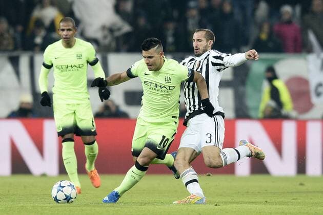 Fußball, Champions League, Juventus Turin - Manchester City Turin, 25.11.2015 - Fussball - UEFA Champions League 2015 2016 - Juventus Turin vs Manchester City - Sergio Kun Agüero-Giorgio Chiellini 