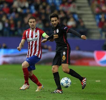 Fußball, Champions League, Atletico Madrid - Galatasaray Istanbul Champions League Group C football match between Atletico Madrid and Galatasaray at the Vicente Calderon stadium in Madrid, Spain, Wednesday Nov. 25, 2015. Pictured: Jem Karacan 6 of Galatasaray and Gabi of Atletico Madrid. 