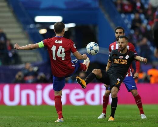 Fußball, Champions League, Atletico Madrid - Galatasaray Istanbul Champions League Group C football match between Atletico Madrid and Galatasaray at the Vicente Calderon stadium in Madrid, Spain, Wednesday Nov. 25, 2015. Pictured: Yasin Oztekin of Galatasaray and Gabi of Atletico Madrid. 