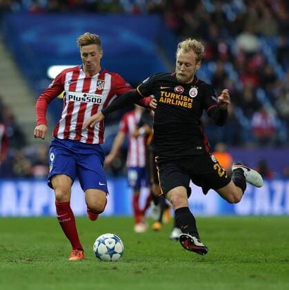 Fußball, Champions League, Atletico Madrid - Galatasaray Istanbul Champions League Group C football match between Atletico Madrid and Galatasaray at the Vicente Calderon stadium in Madrid, Spain, Wednesday Nov. 25, 2015. Pictured: Semih Kaya of Galatasaray and Fernando Torres 9 of Atletico Madrid. 