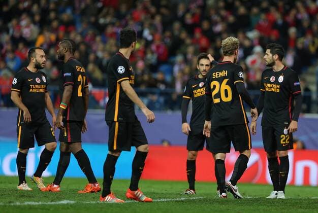 Fußball, Champions League, Atletico Madrid - Galatasaray Istanbul Champions League Group C football match between Atletico Madrid and Galatasaray at the Vicente Calderon stadium in Madrid, Spain, Wednesday Nov. 25, 2015. Pictured: Olcan Adin (L), Aurelien Chedjou 21, Semih Kaya 26 , Hakan Balta 22, Sabri Sarioglu 55 of Galatasaray . 