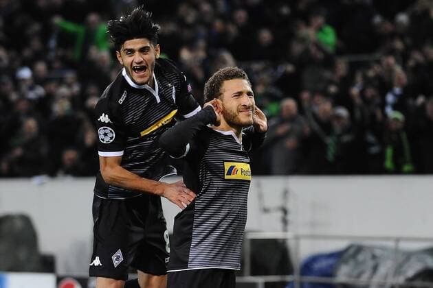 Fußball Champions League Gruppenphase 5. Spieltag Borussia Mönchengladbach - FC Sevilla am 25.11.2015 im Borussia-Park in Mönchengladbach Torjubel zum 2:0 durch Fabian Johnson ( Mönchengladbach ), rechts - Mahmoud Dahoud ( Mönchengladbach ), links xTTx