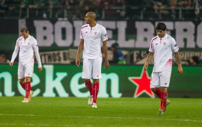 Moenchengladbach Steven N Zonzi (FC Sevilla 15) und Benoit Tremoulinas (FC Sevilla 2) Borussia Moenchengladbach vs FC Sevilla, Fussball, UEFA Champions League, 25.11.2015, Copyright: Schueler Eibner-Pressefoto EP_JSE