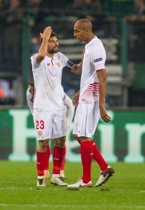 Moenchengladbach Coke (FC Sevilla 23) diskutiert mit Steven N Zonzi (FC Sevilla 15) nach dem Tor zum 2:0 Borussia Moenchengladbach vs FC Sevilla, Fussball, UEFA Champions League, 25.11.2015, Copyright: Schueler Eibner-Pressefoto EP_JSE