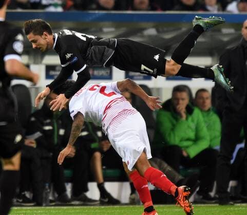 Champions League: Borussia Mönchengladbach - FC Sevilla 25.11.2015. Julian Korb (BMG) fliegt über Benoit Tremoulinas (Sevilla). HM