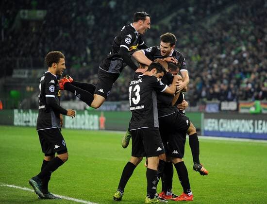 Champions League: Borussia Mönchengladbach - FC Sevilla 25.11.2015. Jubel der Gladbacher nach dem 1:0. V.l: Fabian Johnson, Josip Drmic, Torschütze Lars Stindl (13), Havard Nordtveit und verdeckt Granit Xkaka. HM