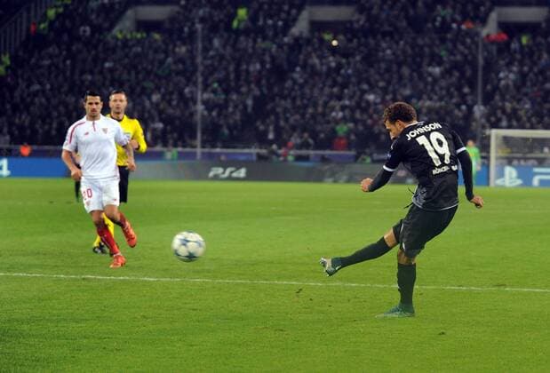 Champions League: Borussia Mönchengladbach - FC Sevilla 25.11.2015. Fabian Johnson (BMG) erzielt völlig freistehend das Tor zum 2:0. Hinten: Vitolo (Sevilla). HM