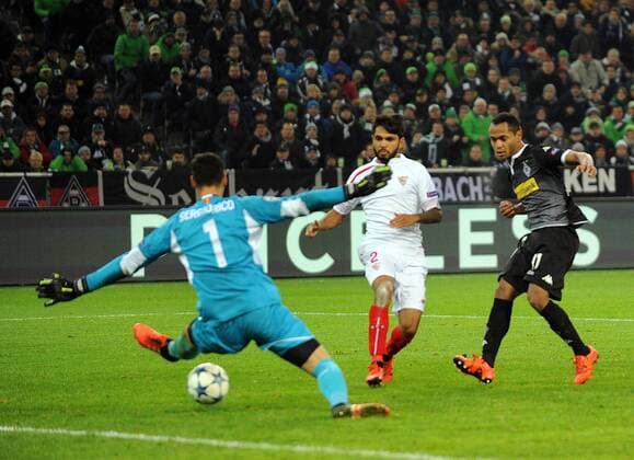 Champions League: Borussia Mönchengladbach - FC Sevilla 25.11.2015. Tor zum 3:0 für Mönchengladbach durch Raffael. Tremoulinos (Mitte) kommt zu spät. Li: Tw. Rico (beide Sevilla) geschlagen. HM