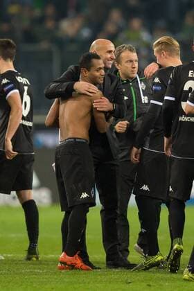 Mittwoch 25.11.2015, UEFA Champions League, Saison 2015 2016, 5. Spieltag in Moenchengladbach, Borussia Moenchengladbach - Sevilla FC, Raffael Caetano de Araujo (Gladbach) und Trainer Andre Schubert (Gladbach) nach dem 4:2 sieg DeFodi001