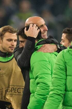 Mittwoch 25.11.2015, UEFA Champions League, Saison 2015 2016, 5. Spieltag in Moenchengladbach, Borussia Moenchengladbach - Sevilla FC, Lars Stindl (Gladbach) und Trainer Andre Schubert (Gladbach) nach dem 4:2 sieg DeFodi001