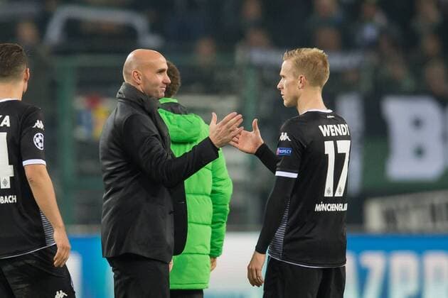 Mittwoch 25.11.2015, UEFA Champions League, Saison 2015 2016, 5. Spieltag in Moenchengladbach, Borussia Moenchengladbach - Sevilla FC, Oscar Wendt (Gladbach) und Trainer Andre Schubert (Gladbach) nach dem 4:2 sieg DeFodi001