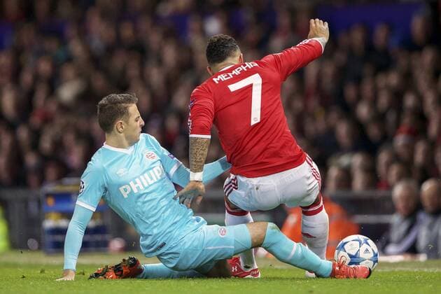 (L-R) Santiago Arias of PSV, Memphis Depay of Manchester United ManU during the UEFA Champions League group B match between Manchester United and PSV Eindhoven on November 25, 2015 at Old Trafford in Manchester, England Manchester United v PSV Eindhoven Champions Laegue 2015 2016 xVIxxIVx 4625443