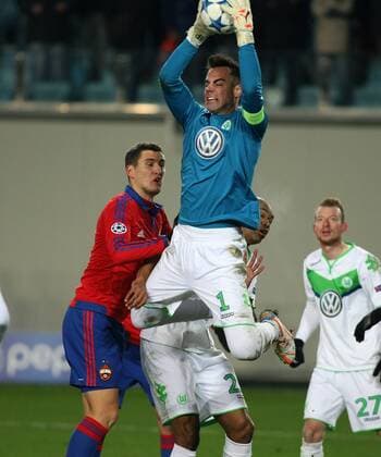 Fußball, Champions League, ZSKA Moskau - VfL Wolfsburg Russia. Moscow region. Khimki. 25 november 2015. Football stadium Arena Khimki . UEFA CHAMPIONS LEAGUE. Playing: Group stage. PFC CSKA Moscow vs VfL Wolfsburg (Germany). 1.Diego Benaglio (Goalkeeper Wolfsburg). 