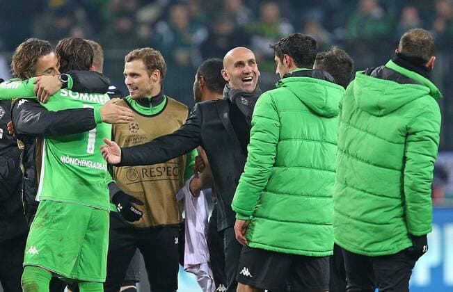 25.11.2015, Fussball UEFA Champions League 2015 2016, Gruppenphase, 5.Spieltag, Borussia Mönchengladbach - FC Sevilla, im Borussia-Park Mönchengladbach. Schlussjubel Gladbach , Trainer Andre Schubert (mi., Gladbach) 