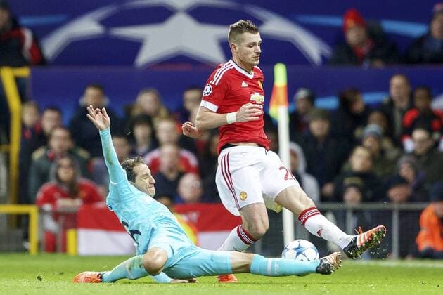 (L-R) Andres Guardado of PSV, Morgan Schneiderlin of Manchester United ManU during the UEFA Champions League group B match between Manchester United and PSV Eindhoven on November 25, 2015 at Old Trafford in Manchester, England Manchester United v PSV Eindhoven Champions Laegue 2015 2016 xVIxxIVx 4625470
