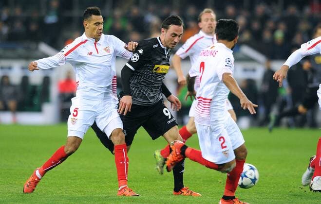 Fussball, UEFA Champions League, Herren, Saison 2015 2016, Gruppe D, 5. Spieltag, Borussia Park Mönchengladbach, Bor. Mönchengladbach (weiss) - FC Sevilla (weiss) 4:2; Timothee Kolodziejczak (Sevilla), Josep Drmic (Gladbach), Benoit Tremoulinas (Sevilla), Aktion.