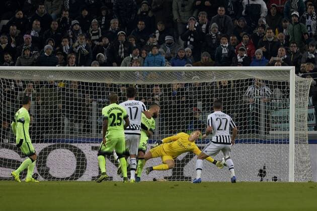 25.11.2015. Turin, Italy. Champions League. Juventus versus Manchester City. Joe Hart makes a great diving save to his left in the first half. xPierpaoloxPiciuccox  ActionPlus11684349