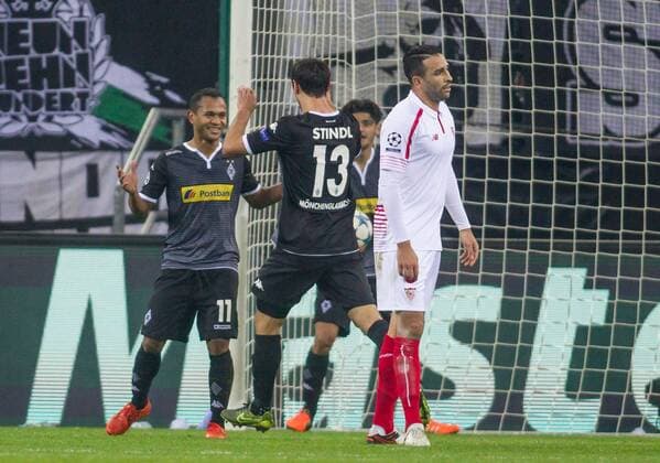 Moenchengladbach Raffael (Borussia Moenchengladbach 11) und Lars Stindl (Borussia Moenchengladbach 13) beim Torjubel nach dem Treffer zum 3:0 Borussia Moenchengladbach vs FC Sevilla, Fussball, UEFA Champions League, 25.11.2015, Copyright: Schueler Eibner-Pressefoto EP_JSE
