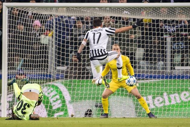 Mario Mandzukic (Juventus), Joe Hart (Man.C), NOVEMBER 25, 2015 - Football Soccer : Mario Mandzukic of Juventus scores a goal during the UEFA Champions League Group D match between Juventus 1-0 Manchester City at Juventus Stadium in Turin, Italy. NoxThirdxPartyxSales  (ptmb084298)