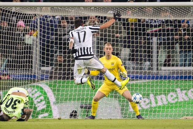 Mario Mandzukic (Juventus), Joe Hart (Man.C), NOVEMBER 25, 2015 - Football Soccer : Mario Mandzukic of Juventus scores a goal during the UEFA Champions League Group D match between Juventus 1-0 Manchester City at Juventus Stadium in Turin, Italy. NoxThirdxPartyxSales  (ptmb084299)
