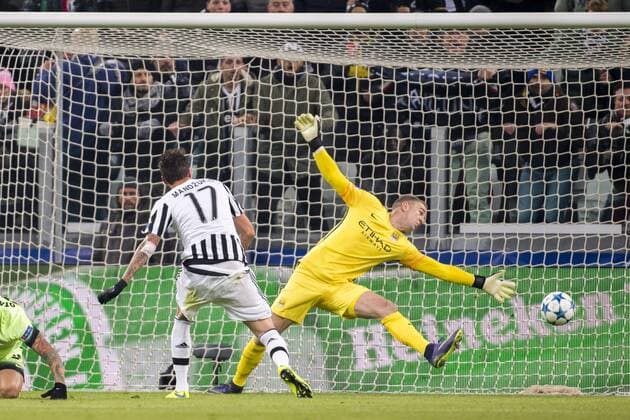 Mario Mandzukic (Juventus), Joe Hart (Man.C), NOVEMBER 25, 2015 - Football Soccer : Mario Mandzukic of Juventus scores a goal during the UEFA Champions League Group D match between Juventus 1-0 Manchester City at Juventus Stadium in Turin, Italy. NoxThirdxPartyxSales  (ptmb084300)
