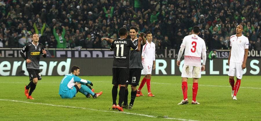 Moenchengladbach Torjubel ueber das 3:0 durch Raffael ( 11, Borussia Moenchengladbach) mit Lars Stindl ( 13, Borussia Moenchengladbach) Borussia Moenchengladbach - FC Sevilla, Fussball, UEFA Champions League, 26.11.2015, Copyright: Deutzmann Eibner-Pressefoto EP_CDN