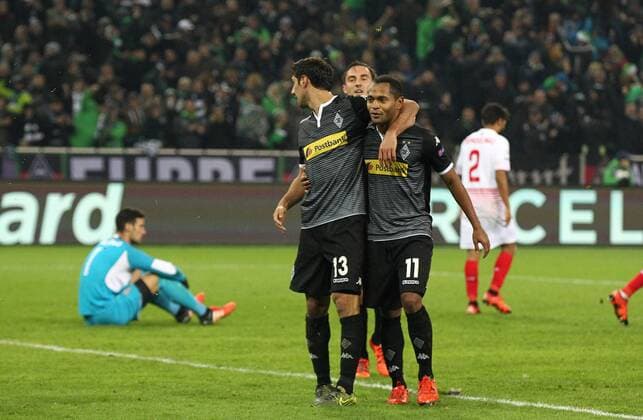 Moenchengladbach Torjubel ueber das 3:0 durch Raffael ( 11, Borussia Moenchengladbach) mit Lars Stindl ( 13, Borussia Moenchengladbach) und Josip Drmic ( 9, Borussia Moenchengladbach) Borussia Moenchengladbach - FC Sevilla, Fussball, UEFA Champions League, 26.11.2015, Copyright: Deutzmann Eibner-Pressefoto EP_CDN