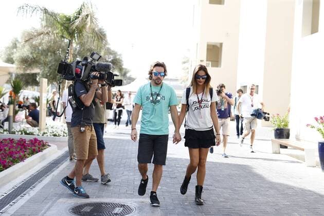 Motorsports: FIA Formula One World Championship WM Weltmeisterschaft 2015, Grand Prix of Abu Dhabi, 14 Fernando Alonso (ESP, McLaren Honda), Lara Alvarez xHOCHxZWEIx