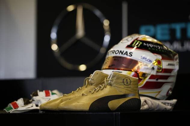 Motorsports: FIA Formula One World Championship WM Weltmeisterschaft 2015, Grand Prix of Abu Dhabi, shoes of 44 Lewis Hamilton (GBR, Mercedes AMG Petronas Formula One Team), xHOCHxZWEIx