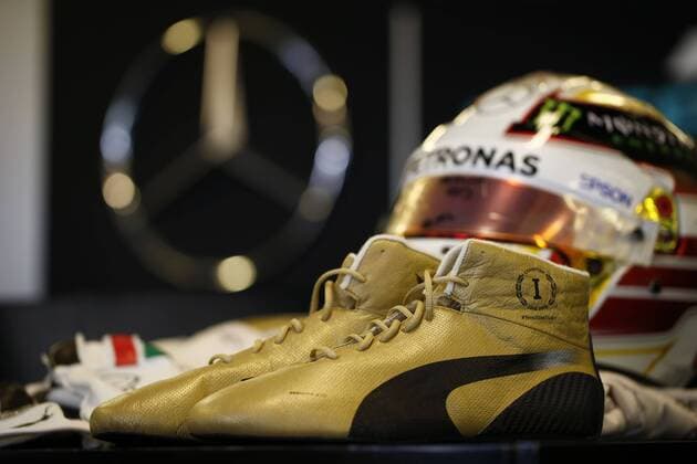 Motorsports: FIA Formula One World Championship WM Weltmeisterschaft 2015, Grand Prix of Abu Dhabi, shoes of 44 Lewis Hamilton (GBR, Mercedes AMG Petronas Formula One Team), xHOCHxZWEIx
