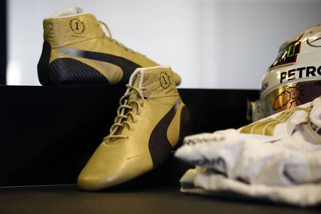 Motorsports: FIA Formula One World Championship WM Weltmeisterschaft 2015, Grand Prix of Abu Dhabi, shoes and suit of 44 Lewis Hamilton (GBR, Mercedes AMG Petronas Formula One Team), xHOCHxZWEIx