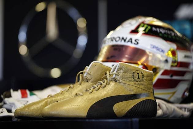 Motorsports: FIA Formula One World Championship WM Weltmeisterschaft 2015, Grand Prix of Abu Dhabi, shoes and suit of 44 Lewis Hamilton (GBR, Mercedes AMG Petronas Formula One Team), xHOCHxZWEIx