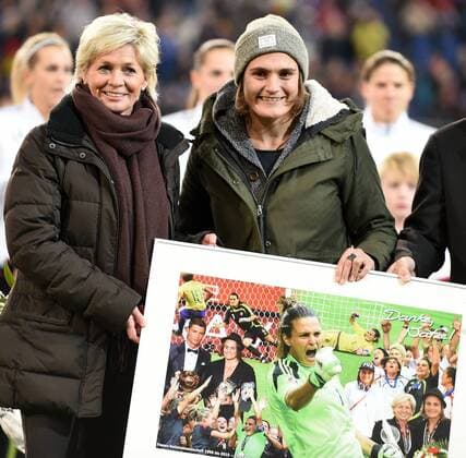 Frauen Fußball Nationalmannschaft, Länderspiel, Deutschland gegen England am 26.11.2015 im Stadion in Duisburg. Deutschlands Torfrau Nadine Angerer wird vor dem Spiel von Bundestrainerin Silvia Neid verabschiedet