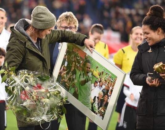 Frauen Fußball Nationalmannschaft, Länderspiel, Deutschland gegen England am 26.11.2015 im Stadion in Duisburg. Deutschlands ehemalige Nationalspielerin Celia Sasic (l), mit dem Goldenen Schuh als WM-Torschützenkönigen und die ehemalige Torfrau Nadine Angerer mit einem Bid zum Abschied .