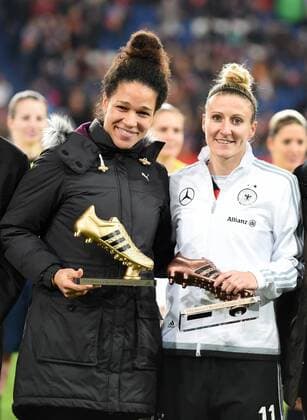 Frauen Fußball Nationalmannschaft, Länderspiel, Deutschland gegen England am 26.11.2015 im Stadion in Duisburg. Deutschlands ehemalige Nationalspielerin Celia Sasic (l), mit dem Goldenen Schuh als WM-Torschützenkönigen und Anja Mittag als dritte mit dem Bronzenen Schuh.