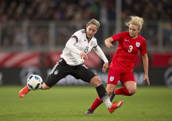 Anna BLAESSE (GER) - Alex GREENWOOD (re ENG) Fussball Frauen Laenderspiel: Deutschland - England in Duisburg, Deutschland am 26.11.2015,